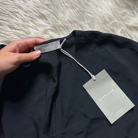 EVERLANE The Japanese GoWeave V-Neck Top In Black - Picture 5 of 6